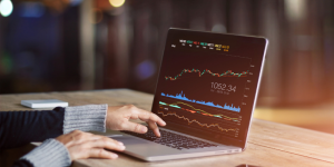 2024-morning-minutes-investment-trading-screen-laptop